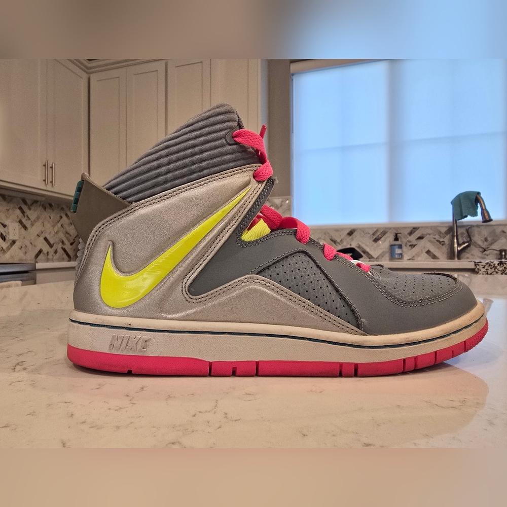 Nike Court Invader Basketball Shoes-Size 6.5Y, Womens 8
